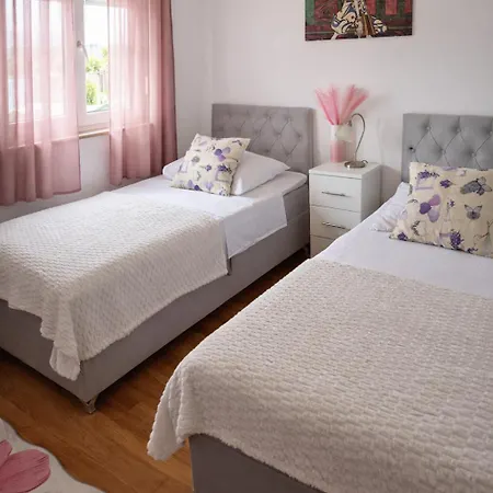 Marijana 아파트 트로기르